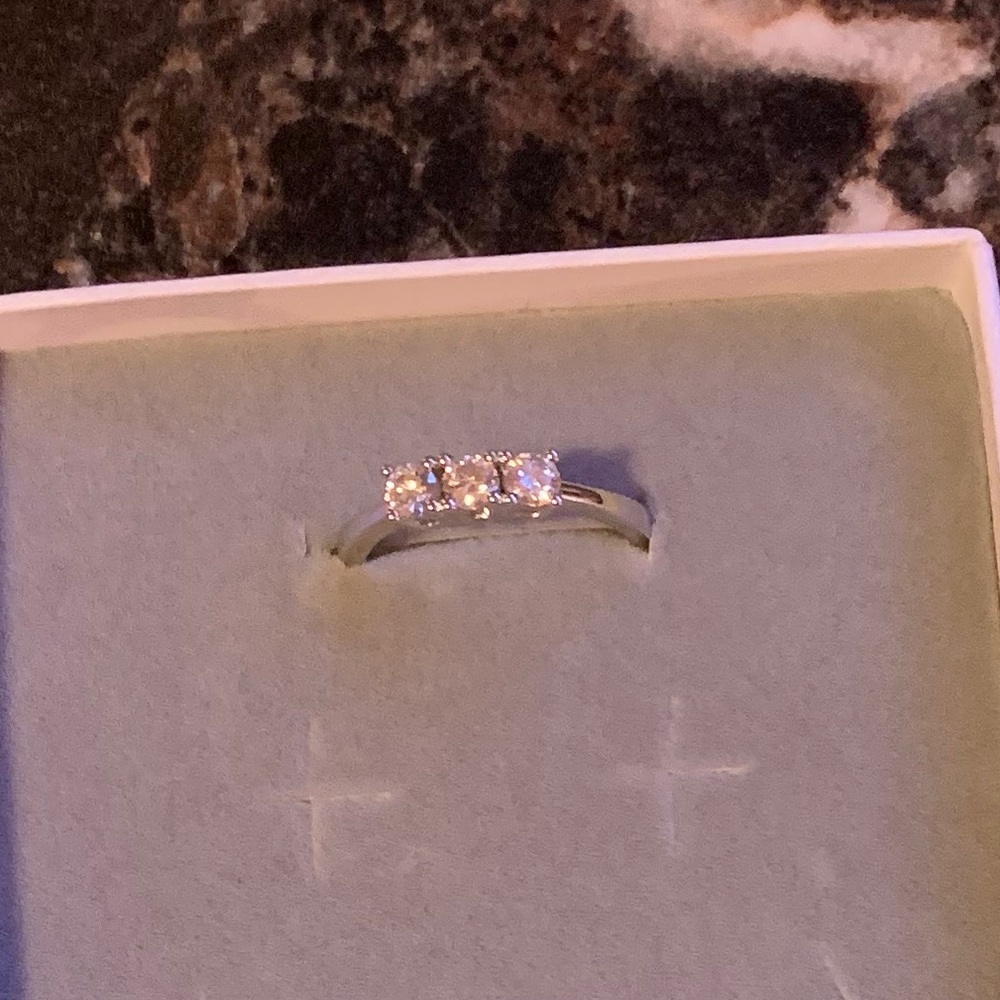 šBeautiful 3 stone brilliant white Moissanite - Picture 5 of 8